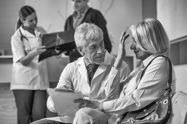 Médicos Discutiendo Pruebas Médicas Con Pacientes — Foto de Stock