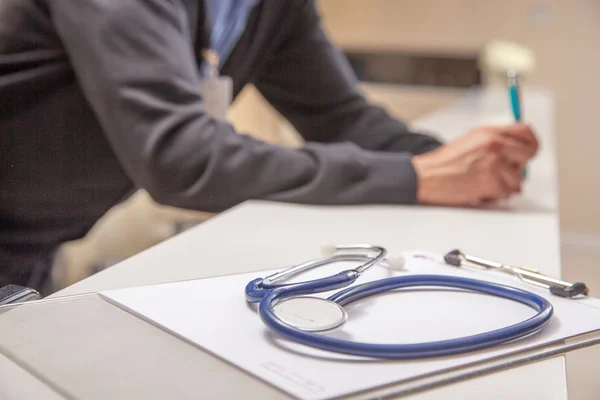 Stéthoscope Sur Bureau Avec Médecin Sur Fond — Photo