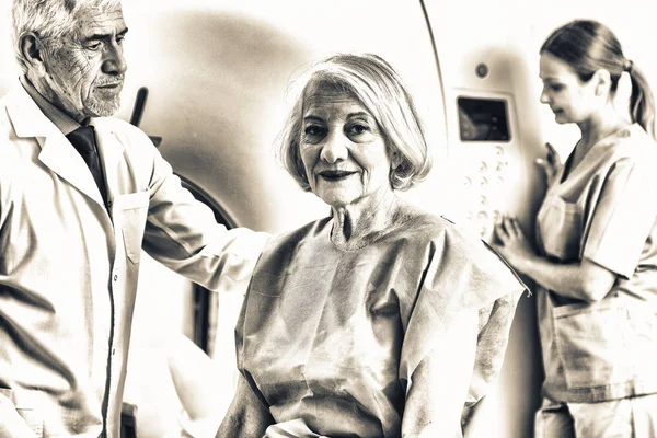 Elderly Woman Undergoing Ray Assisted Doctors — Stock Photo, Image