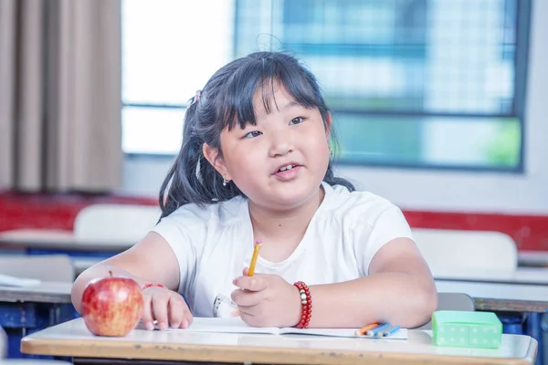 小学校でのアジアの女の子 — ストック写真