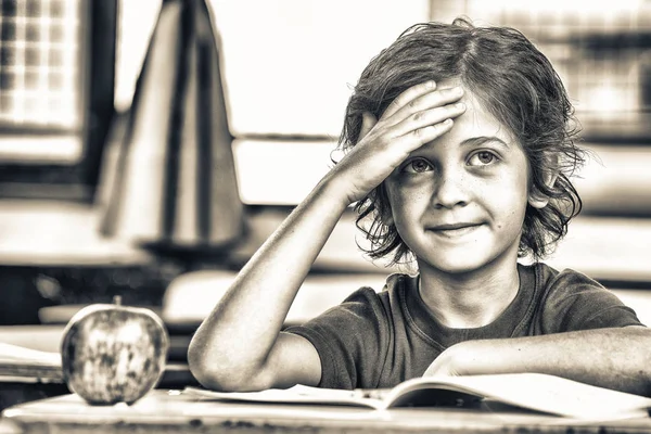 Pensando Menino Mesa Escola Com Maçã Para Comer — Fotografia de Stock