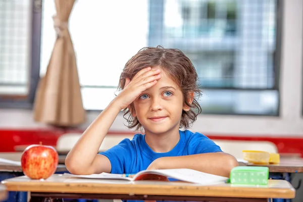 Denkender Junge Auf Der Schulbank Mit Apfel Zum Essen — Stockfoto