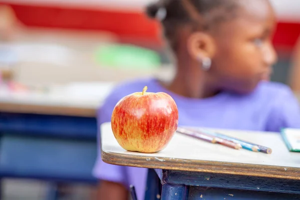 Manzana Escritorio Con Alumno Africano Segundo Plano —  Fotos de Stock