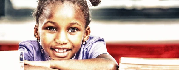 Glad Afrikansk Flicka Skolan Hennes Skrivbord — Stockfoto