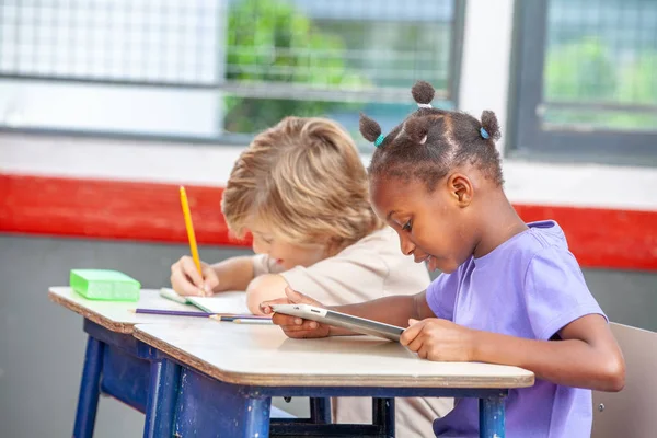 Menina Africana Menino Caucasiano Escola Primária — Fotografia de Stock