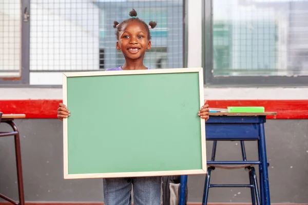 Feliz Chica Africana Escuela Sosteniendo Tablero Vacío —  Fotos de Stock