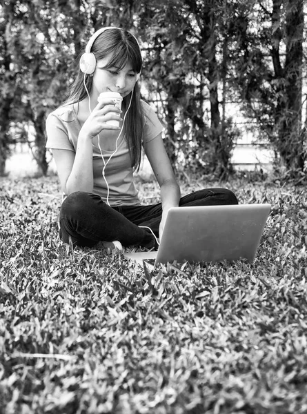 Asian Teenager Girl Seated Park Hearing Music Using Laptop — Stock Photo, Image