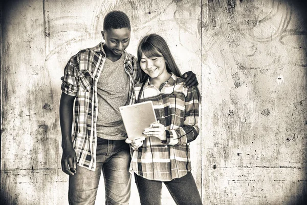 Couple Adolescents Métis Utilisant Une Tablette Isolée Sur Fond Blanc — Photo