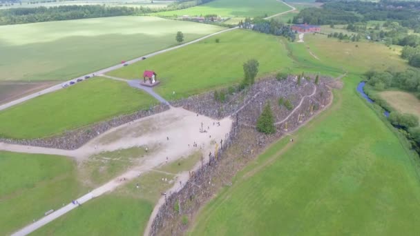 Collina Delle Croci Nel Nord Della Lituania Luogo Pellegrinaggio Centinaia — Video Stock