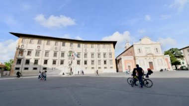 Ek yükü hava panoramik şövalyeler meydanında Pisa, İtalya. Video