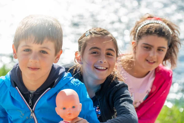 Tři Šťastné Děti Usmívají Před Jezerem Užívají Dovolenou Koncept Štěstí — Stock fotografie