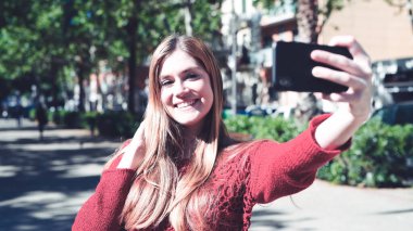 Yazın şehri ziyaret eden genç bir kadın.