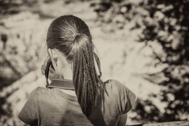 Ulusal Park 'ın arka planında genç bir kız görülüyor. Eğitim ve tatil kavramı.