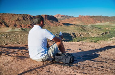 Adam güzel kanyonu ziyaret ediyor. Manzaraya bakan turist manzarası. Seyahat, tatil ve tatil konsepti