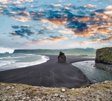 Reynisfjara Black Beach Bulutlu bir yaz sabahı, İzlanda