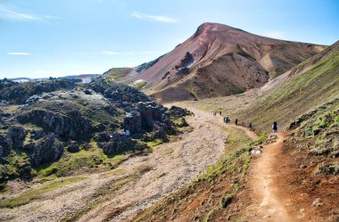 Landmannalaugar 'ın güzel dağları harika bir yaz güneşinde