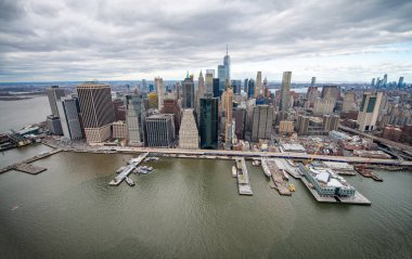Bulutlu bir günde helikopterden Manhattan 'ın hava görüntüsü