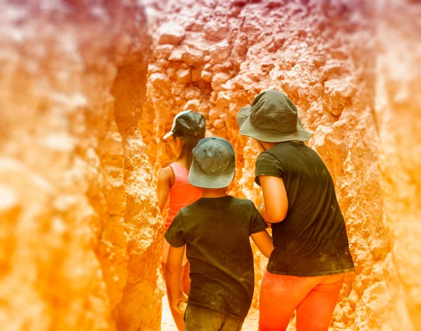 Tři Malé Děti Klobouky Prozkoumání Krásných Oranžových Skal Národním Parku — Stock fotografie