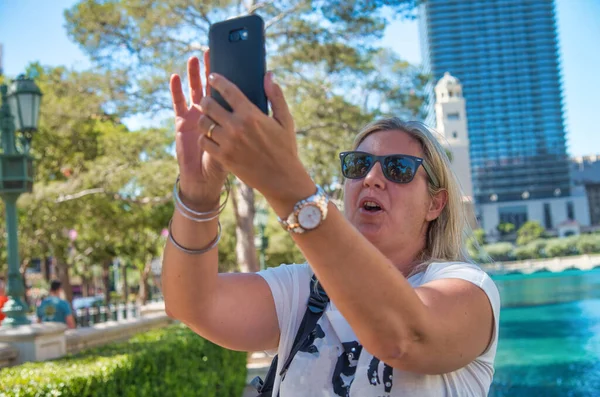 Mujer Feliz Con Gafas Sol Visitando Gran Ciudad Verano Haciendo — Foto de Stock