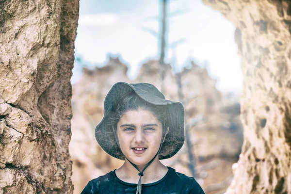 Menina Feliz Com Chapéu Palha Visitando Parque Nacional — Fotografia de Stock