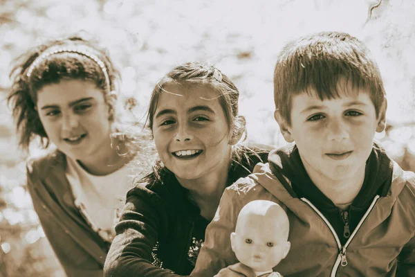 三个快乐的孩子在湖边笑着享受假期 假日和友谊概念 — 图库照片