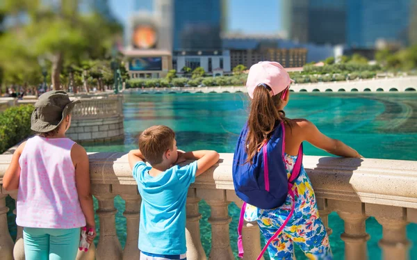 Three Young Children Amazed Las Vegas Trip Attractions Back View — Stock Photo, Image