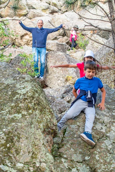 国立公園で遠足を楽しむ父親の指導を受けた幸せな子供たち — ストック写真