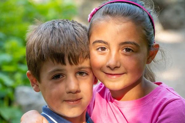 Zwei Junge Kaukasische Freunde Umarmen Sich Einem Park Mädchen Und — Stockfoto