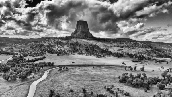 Devil's Tower National Monument and surrounding landscape in sum — Stock Photo, Image