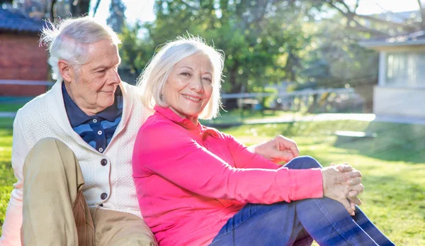 幸せな高齢者のカップルは庭で屋外でリラックス引退した 隠居の概念 — ストック写真