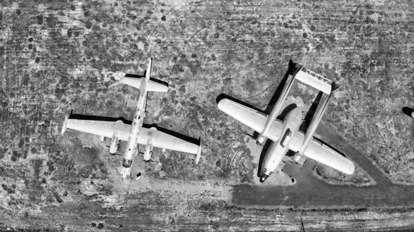 공중에서 아래로 내려다본 비행기들이 줄지어 공원이다 터미널 비행기 — 스톡 사진