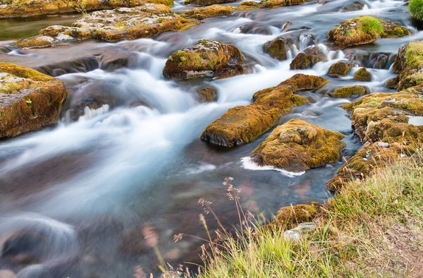 Movimiento borroso del agua. Kirkjufell Cascadas en Snaefellnes Pen —  Fotos de Stock