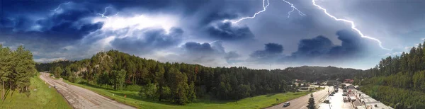 Panoramisch uitzicht op de zonsondergang vanuit de lucht op Keystone en South Dakota countr — Stockfoto