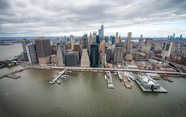 Vista aérea de Lower Manhattan de helicóptero em um dia nublado — Fotografia de Stock
