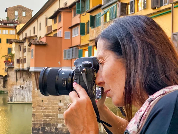 Fotografo donna che scatta foto del Ponte Vecchio e del polmone di Firenze — Foto Stock