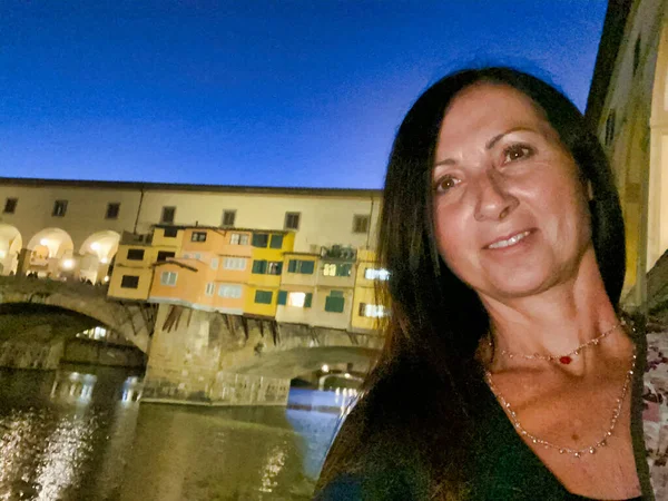 Kobieta robiąca selfie pod Ponte Vecchio. Stary most, Flore — Zdjęcie stockowe