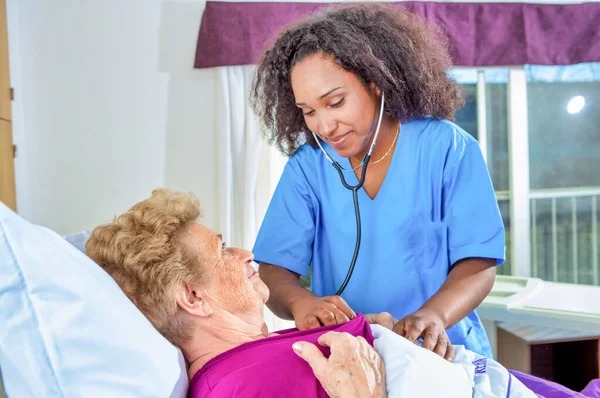 Confident African Female Doctor Hospital Visiting Elderly Female Patient Bed — Stock Photo, Image