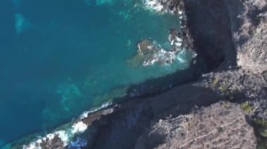 Güzel dalgalı deniz kıyılarının manzaralı görüntüleri