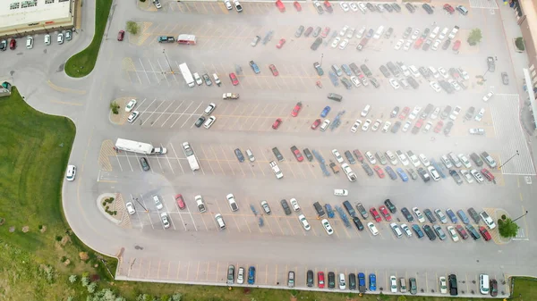 Vista superior do estacionamento na loja. Muitos carros com diff — Fotografia de Stock