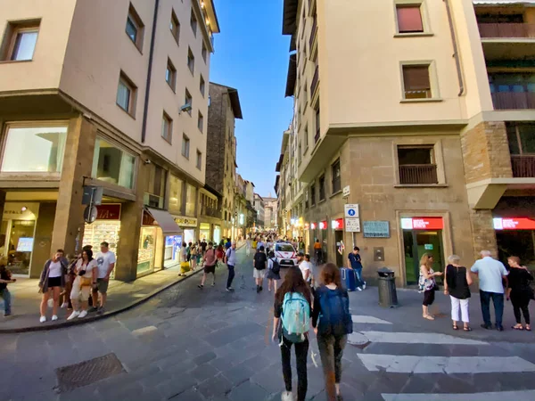 FLORENCIA - 26 DE SEPTIEMBRE DE 2019: Turistas por la noche a lo largo de squa ciudad —  Fotos de Stock