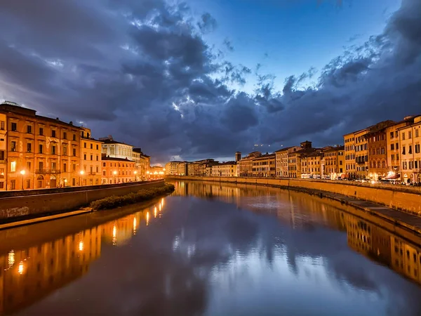 Pisa Lungarni éjszaka, Toszkána, Olaszország — Stock Fotó