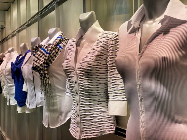 Mağazada giyinmiş mankenler.