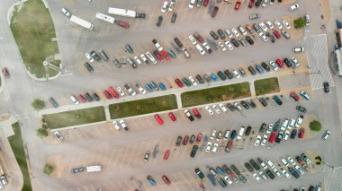 Şehir otoparkının yukarıdan aşağıya bakan görüntüsü. 