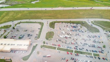Mağazadaki otoparkın üst görüntüsü. Bir sürü farklı araba.