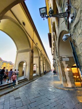 Florence, İtalya - 26 Eylül 2019: Lungarni 'nin günbatımı manzarası, F