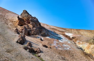 Landmannalaugar 'ın güzel dağları harika bir yaz güneşinde