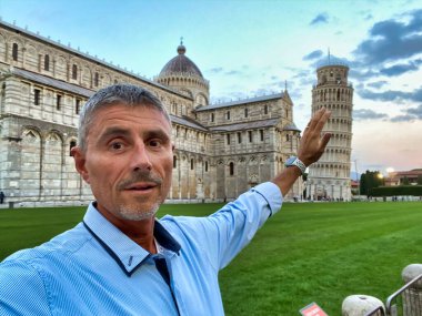 Mutlu adam Mucizeler Meydanı 'nda selfie çekiyor, Pisa, Toskana - İtalya.