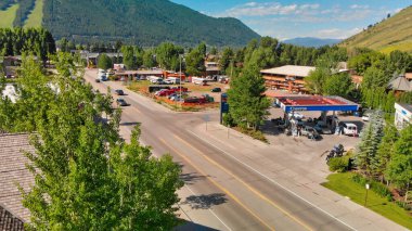 Jackson Hole evleri ve güzel Mounta 'nın panoramik hava manzarası