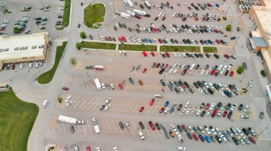 Şehir otoparkının yukarıdan aşağıya bakan görüntüsü. 
