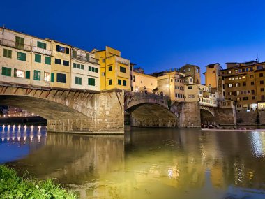 Eski Köprü ve Florence Lungarni geceleri. Panoramik şehir manzarası i